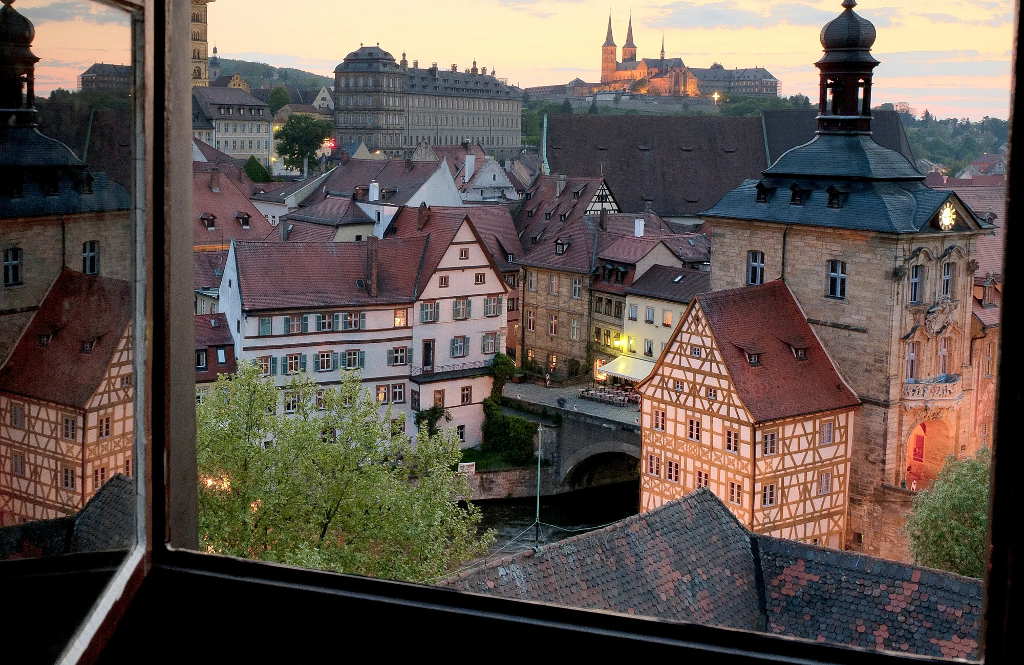 Blick auf die Bergstadt Blick auf die Bamberger Bergstadt durch das Turmfenster am Schloss Geyerswörth.