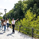 Stadtführungsgruppe an der Schleuse 100.