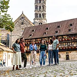 Die Stadtführung „Faszination Welterbe“ bringt die Besucherinnen und Besucher der Welterbe Stadt Bamberg auch in die Alte Hofhaltung auf dem Domberg.