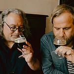 Biersommelier Markus Raupach und Redakteur David Denk beim Tasting von alkoholfreiem Bier in der Brauereigaststätte Schlenkerla.