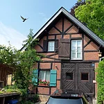 Vorderansicht des historischen Gebäudes