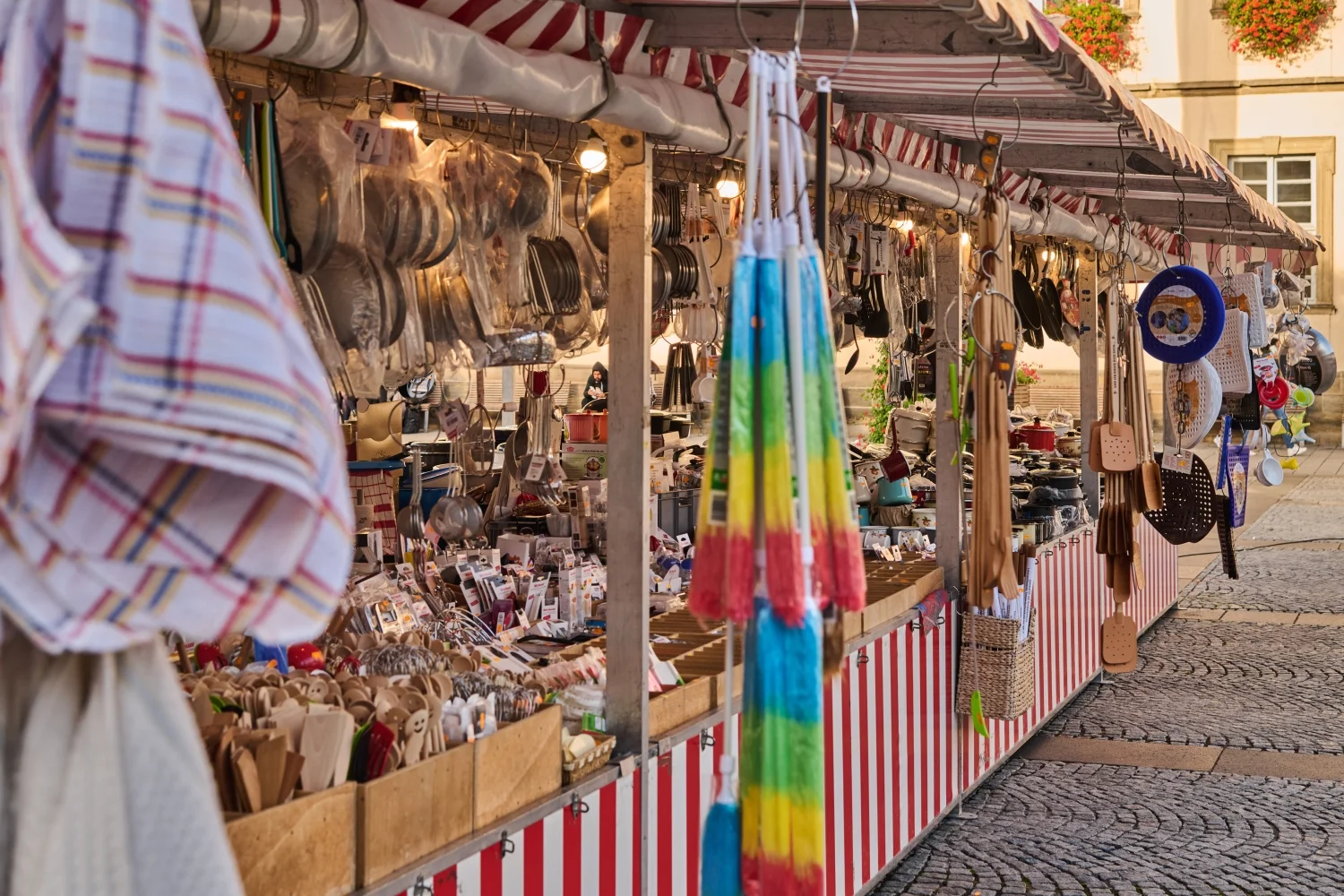 Nahaufnahme eines Standes am Herbstmarkt in Bamberg.