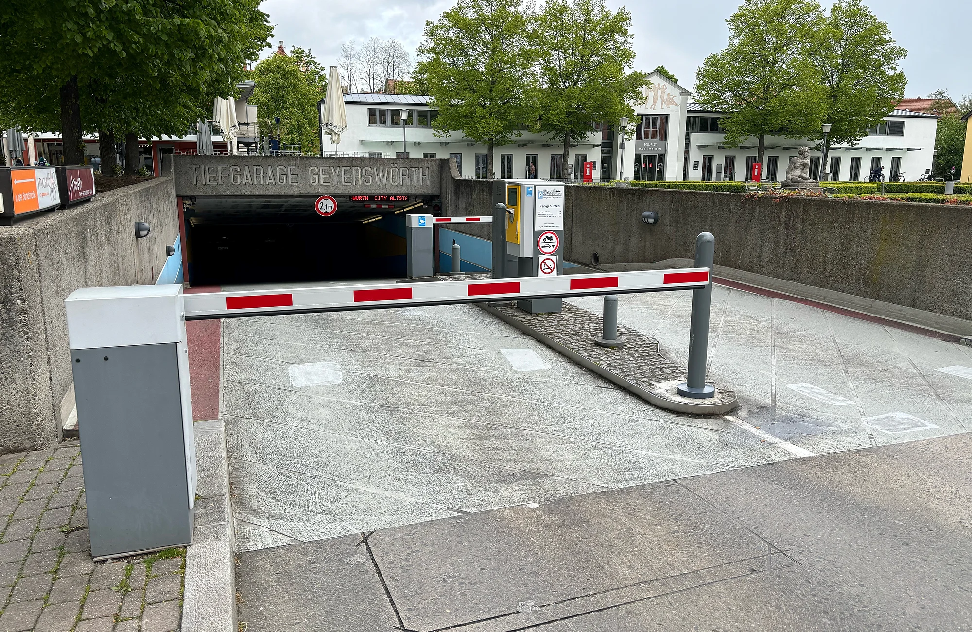 Ein Foto der Einfahrt zur Tiefgarage City Altstadt.