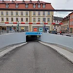 Ein Foto der Einfahrt zum Parkhaus Maximiliansplatz in Bamberg.