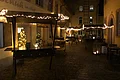 Foto des Außenbereichs des Café Leander Bamberg in weihnachtlicher Beleuchtung.