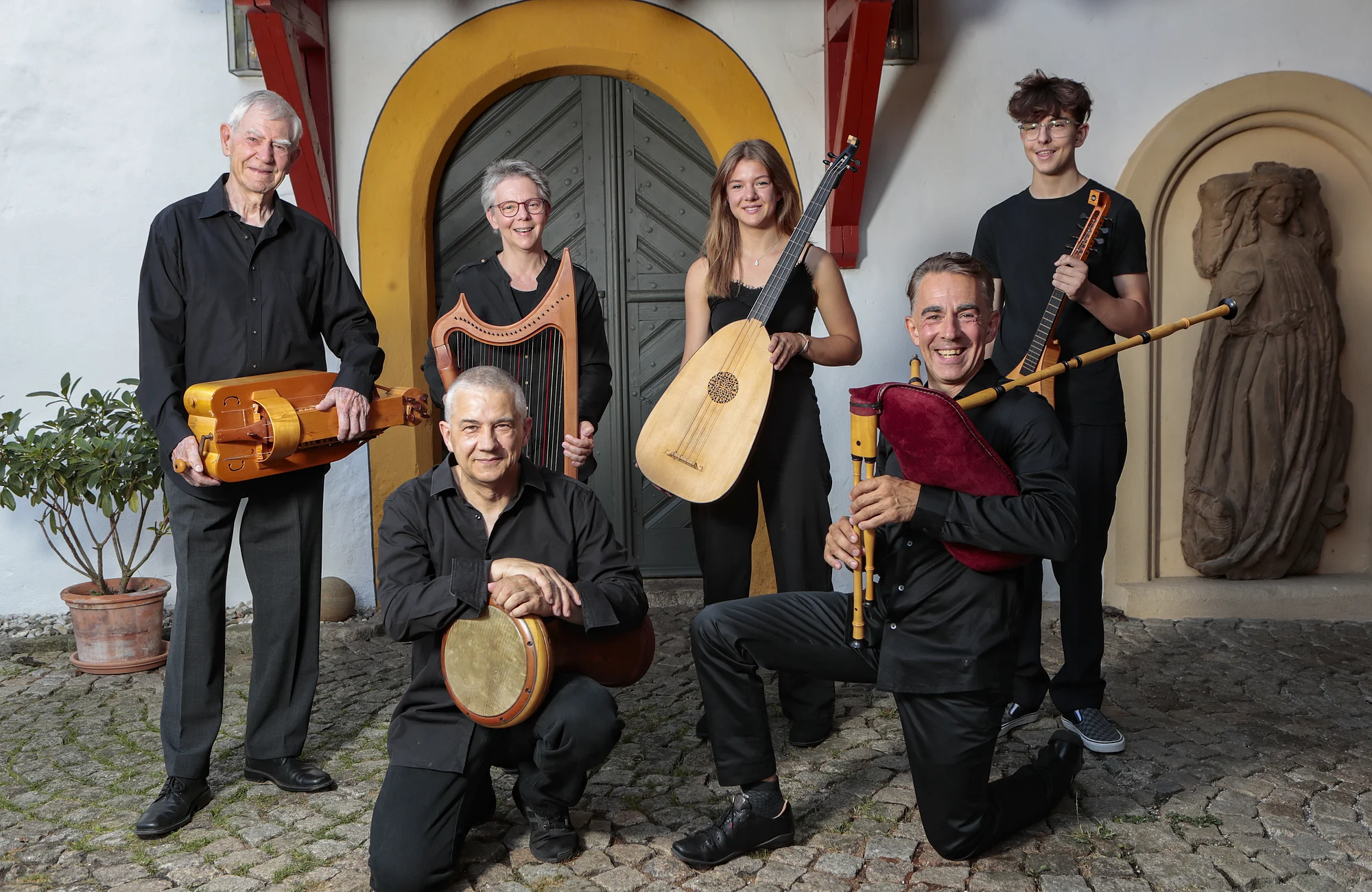 Das Musikensemble Capella Antiqua Bambergensis auf dem sommerlichen Schloß Wernsdorf.