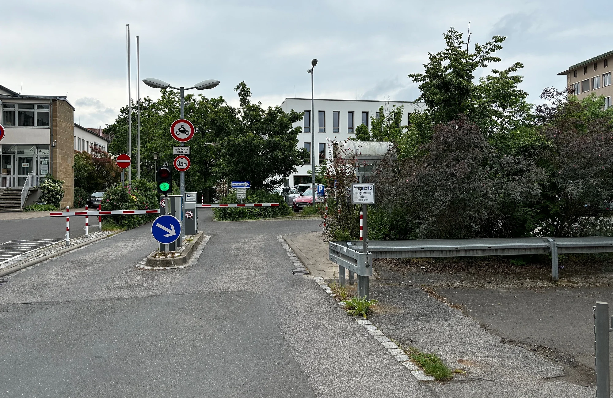 Ein Foto der Einfahrt zum Parkplatz Schillerplatz.