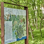 Foto einer Info-Tafel in der Natur im Schlosspark Trabelsdorf.