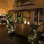 Foto des Außenbereichs des Café Leander Bamberg in weihnachtlicher Beleuchtung.
