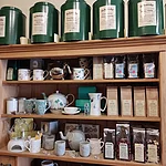 Ein eingeräumtes Regal im Teehaus Scharnke Bamberg.