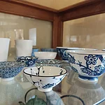 Ein Foto von blau-weißen Schüsseln in einer Vitrine im Teehaus Scharnke Bamberg.
