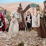 Veronika reicht das Schweißtuch - Szenen au der Passionskrippe von Karl-Heinz Exner