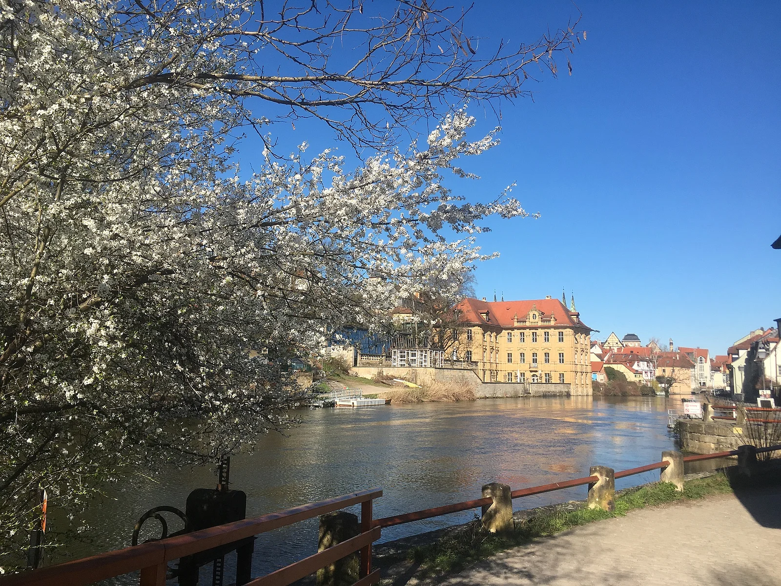 Ein Foto der Villa Concordia von der anderen Seite des Flusses.