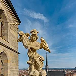 Ein Engel auf dem Giebel der Klosterkirche St. Michael