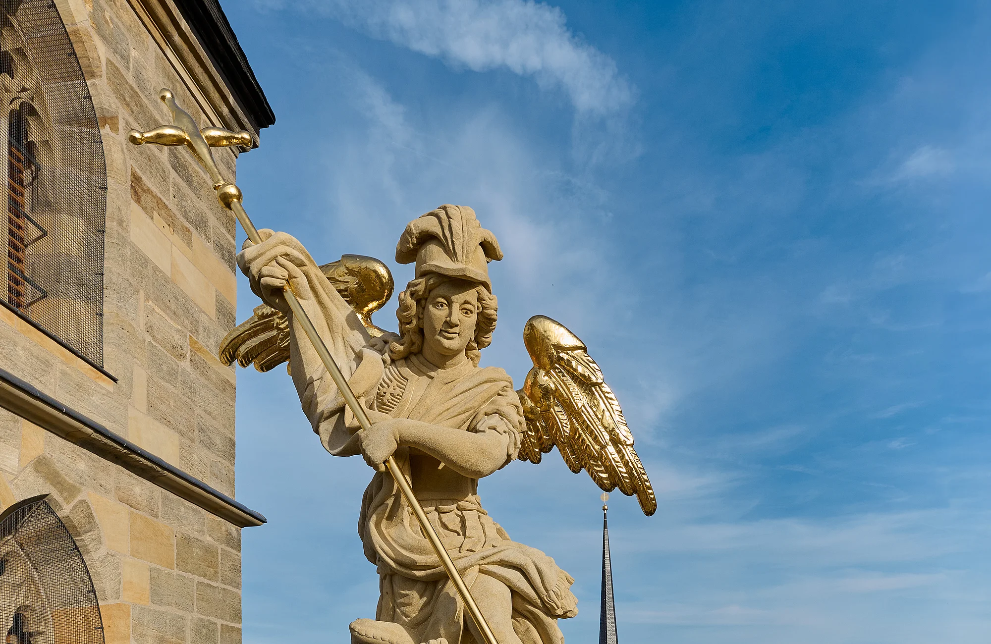 Ein Engel auf dem Giebel der Klosterkirche St. Michael