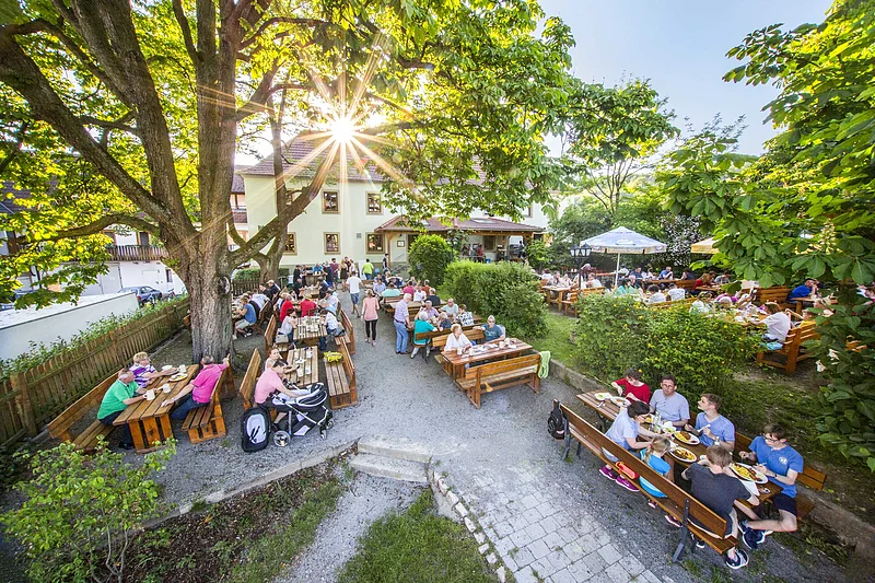 Brauerei-Gasthof Kundmüller Der urige Biergarten mit Kinderspielplatz
