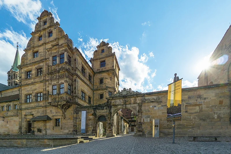 Foto des Eingangs zur Alten Hofhaltung in Bamberg.
