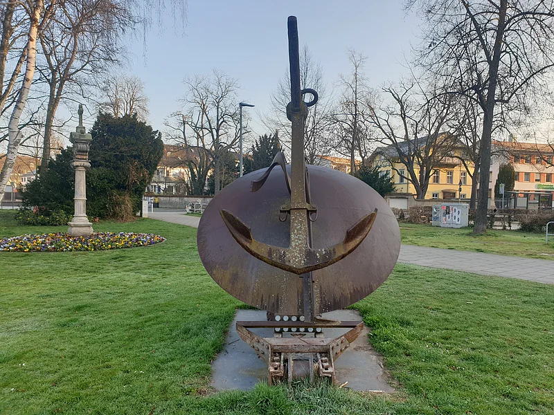 "Ankerfigur 2002" (“Anchor figure 2002”) by Bernhard Luginbühl Am Schiffbauplatz in Bamberg steht die „Ankerfigur“ des Schweizer Bildhauers Bernhard Luginbühl.