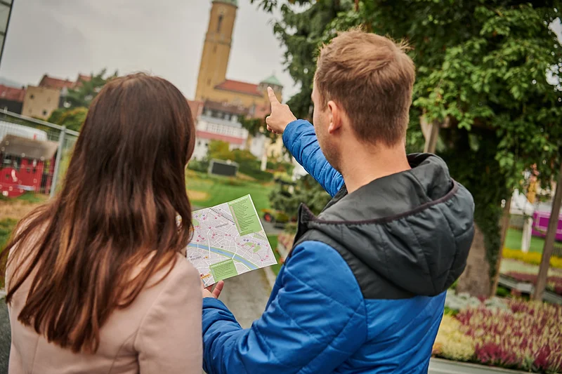Zwei Personen entdecken die Gärtnerstadt in Bamberg.