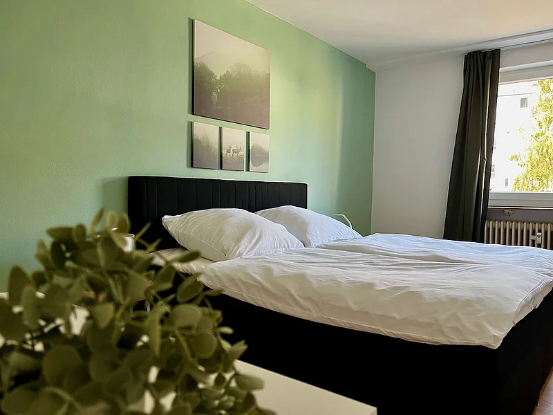 Schlafzimmer Ferienwohnung Bamberg Modernes Schlafzimmer der Ferienwohnung in Bamberg mit komfortablem Doppelbett und heller Atmosphäre. Geeignet für Gruppen und Familien mit bis zu 6 Personen.