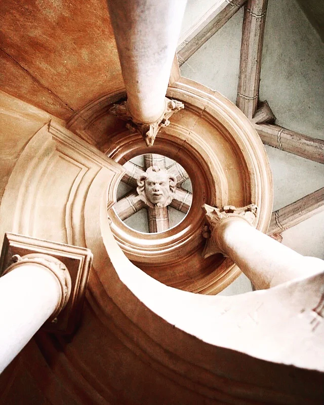 Auffällig und mit weit aufgerissenem Mund prangt eine Widderkopfmaske im Kanzleitrakt des Historischen Museums Bamberg.