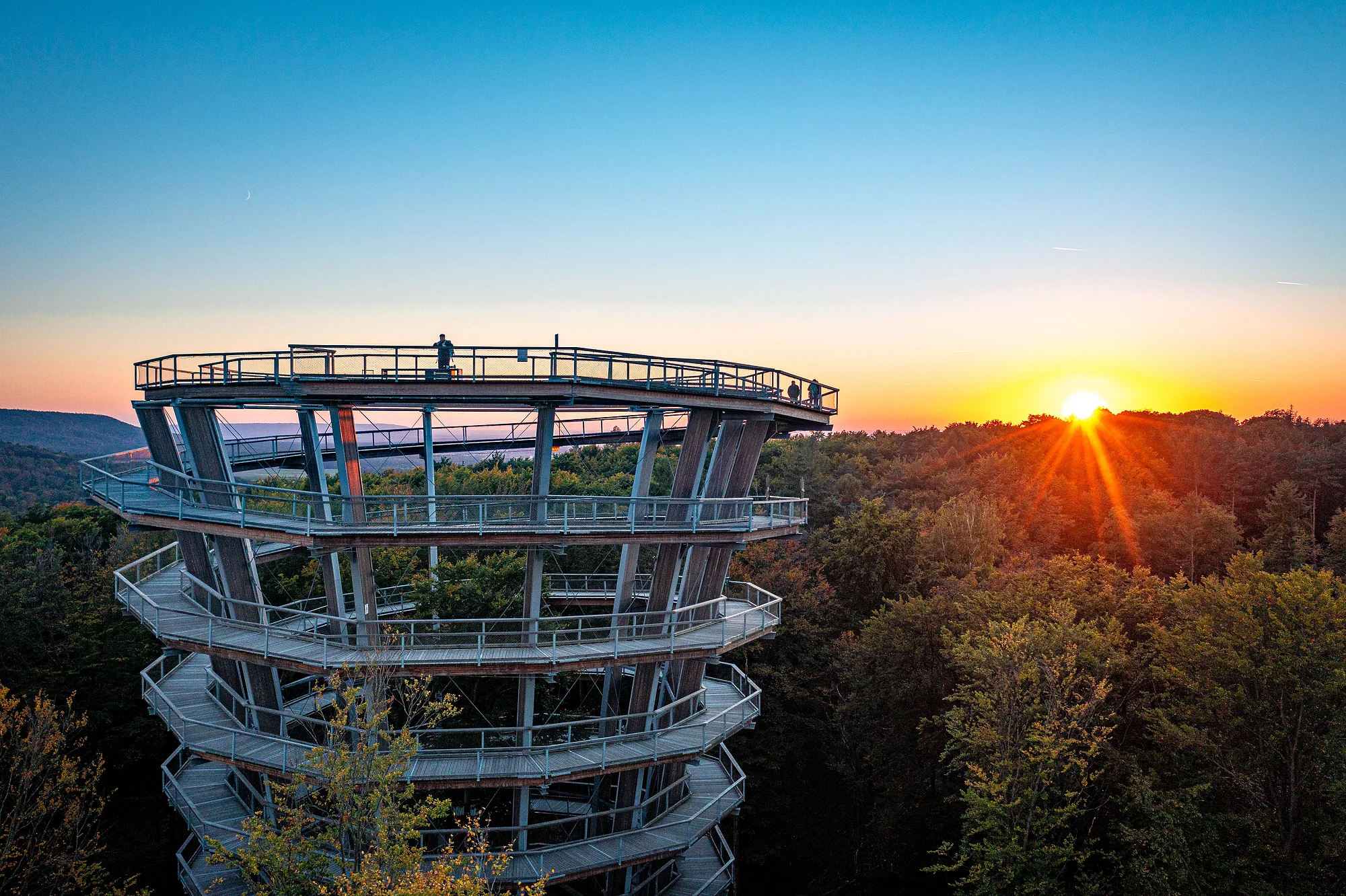 Der Baumwipfelpfad im Steigerwald Der Baumwipfelpfad im Steigerwald ist ein beliebtes Ausflugsziel