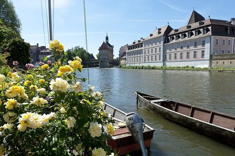 The former fishermen's settlement is lovingly called 'Little Venice'. It consists of a gorgeously decorated row of half-timbered houses with mainly medieval basic structure. Tiny front gardens, where you can find piers for the boats, string together along the riverside and shape a romantic ensemble. You can pass this unique row of houses by excursion boat.