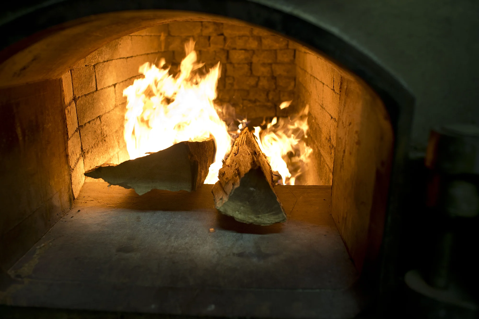 Buchenholz-Feuer zur traditionellen Rauchmalzherstellung