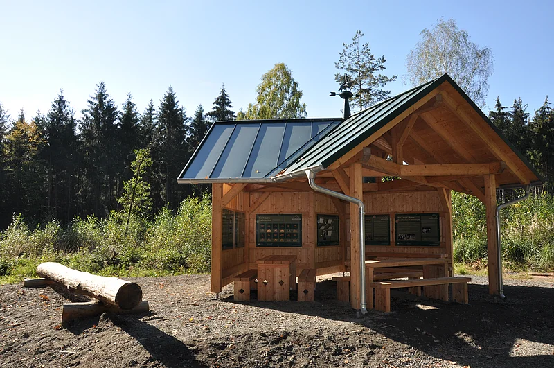 Das grüne Klassenzimmer Walderlebnispfad "Erlebe-Bruder-Wald" Im grünen Klassenzimmer lässt sich beim Walderlebnispfad "Erlebe-Bruder-Wald" eine Pause machen oder es kann eine kleine Unterrichtseinheit eingelegt werden.