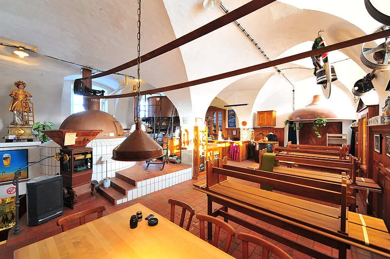 A collection of historic brewing equipment and the documentation of the production process from the malt production to the finished beer.