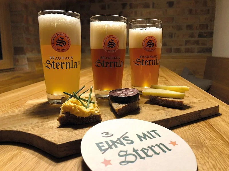 Sternla Bier Drei Bierkrüge im Brauhause Sternla.
