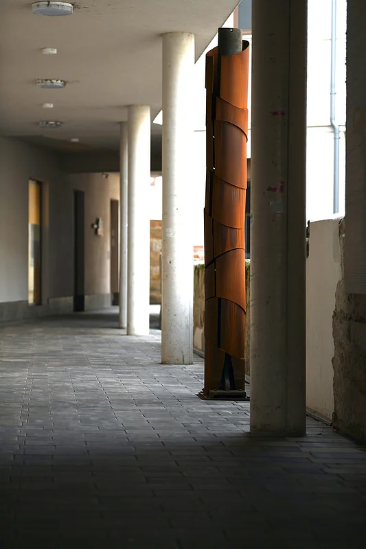 Drei Skulpturen von Bernd Wagenhäuser stehen im Quartier an den Stadtmauern. Sie bestehen aus Gusseisensäulen aus einer ehemailien Nähseidenfarbik, die der Künstler mit Cor-Ten-Stahl ummantel hat.
