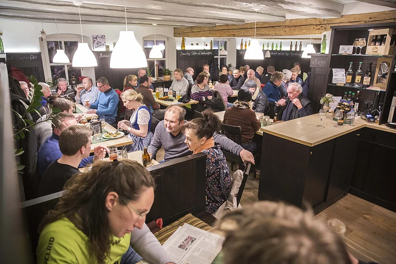 Ein Foto der von innen belebten Brauerei Gasthof Kundmüller.