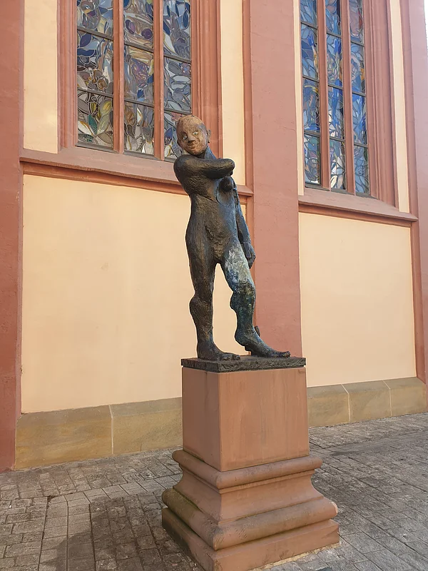 "Apoll" von Markus Lüpertz Die Skulptur „Apoll“, eines der archaischen, auf klassische Motive zurückgehenden Werke des viel diskutierten deutschen Künstlers Markus Lüpertz, hat seinen Platz neben dem Chor der Elisabethenkirche gefunden.