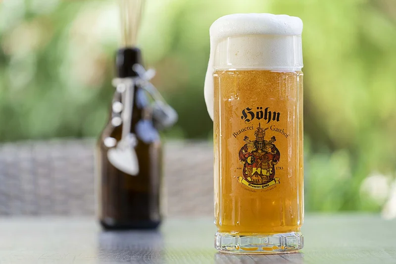 Ein gefüllter Bierkrug mit Aufschrift des Hotel Brauerei Gasthof Höhn.