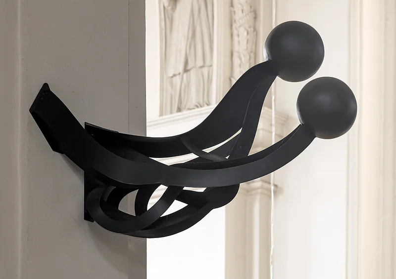 Der aus Portugal stammende Künstler Rui Chafes schuf mit „Stärker als der Tod“ eine zweiteilige Skulptur, die Bamberg und Villach verbindet. Ein Teil des Werks befindet sich in der evangelischen Stephanskirche, der andere in der Stadtkirche Villach.