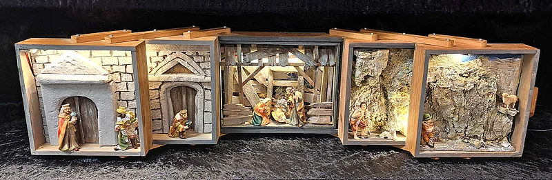 Das Bild zeigt eine Krippe in einem Nähkästchen.