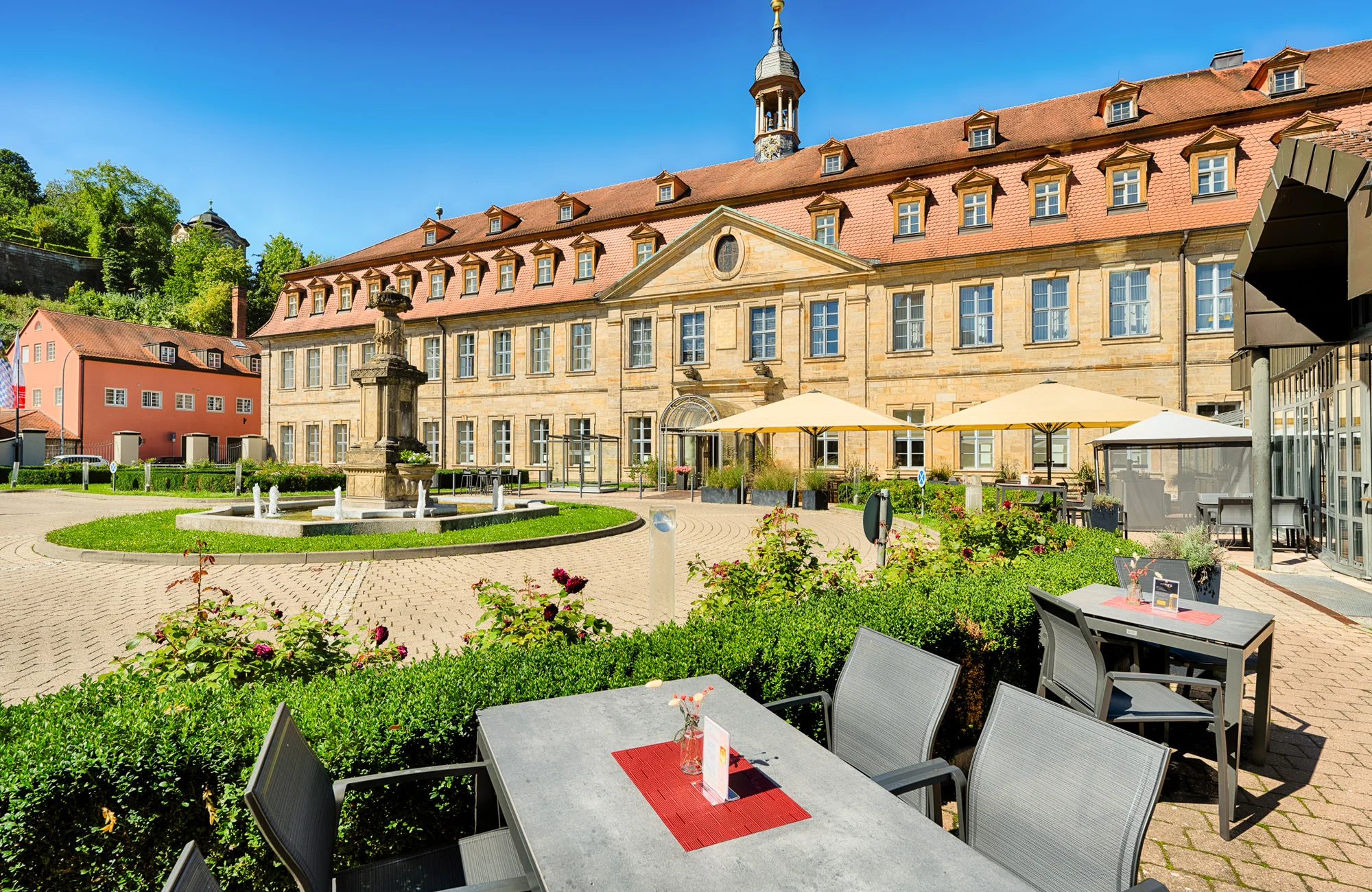 Terrasse vor dem Welcome Hotel Residenzschloss