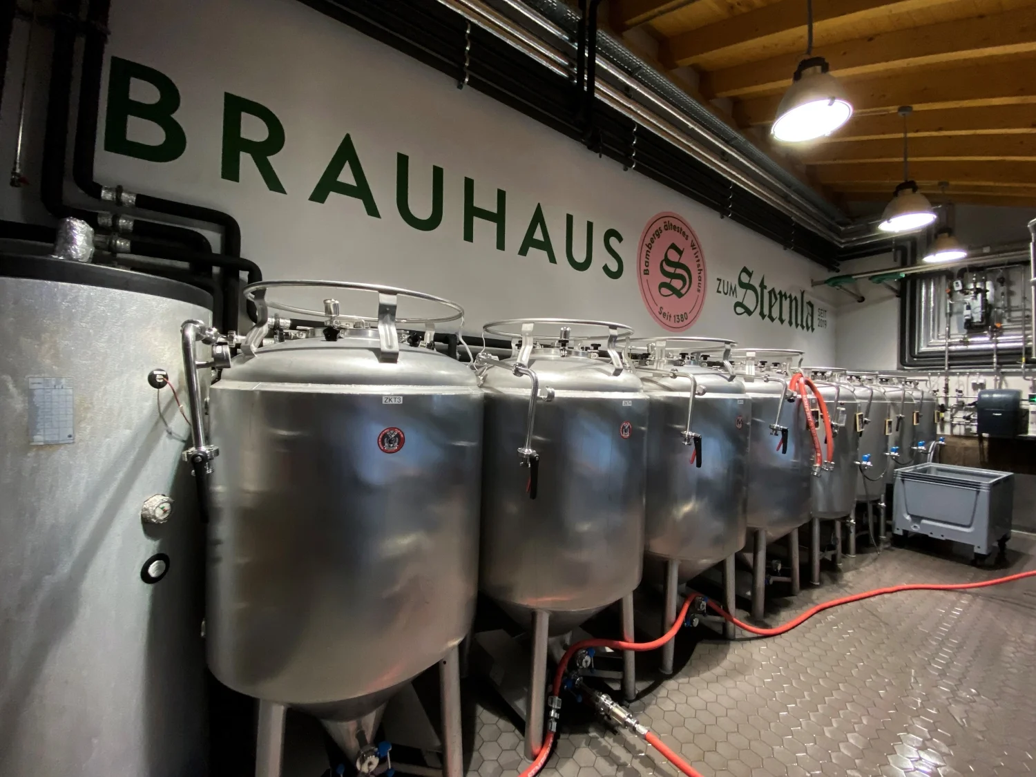 Foto der Bräukessel im Brauhaus Sternla Bamberg.