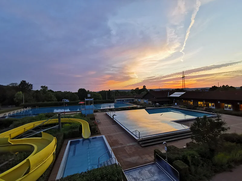 Freibad Aquarena Zapfendorf Das Freibad Aquarena Zapfendorf liegt im herrlichen Obermaintal zwischen Bamberg und Bad Staffelstein. Besucher jeden Alters können hier beim Schwimmen, Rutschen, Sonnen und Saunieren sowohl Badespaß als auch Erholung erleben. Besonders beliebt ist natürlich die einzigartige Wasserrutsche mit 120 m Länge.