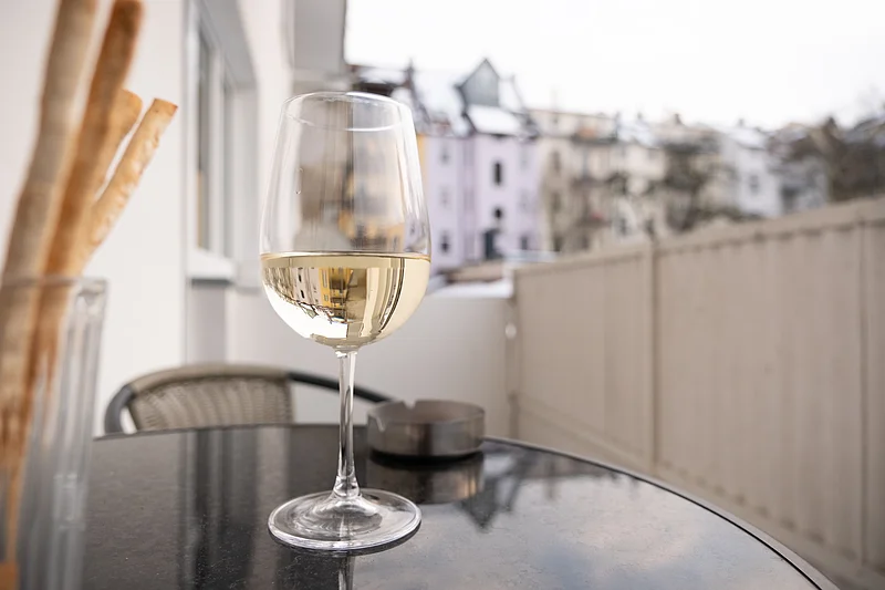 Balkon Ferienwohnung Bamberg Altstadt Balkon der Ferienwohnung in Bamberg mit Sitzmöglichkeit und ruhiger Lage. Perfekt für entspannte Abende nach einem Aufenthalt in der historischen Altstadt von Bamberg.