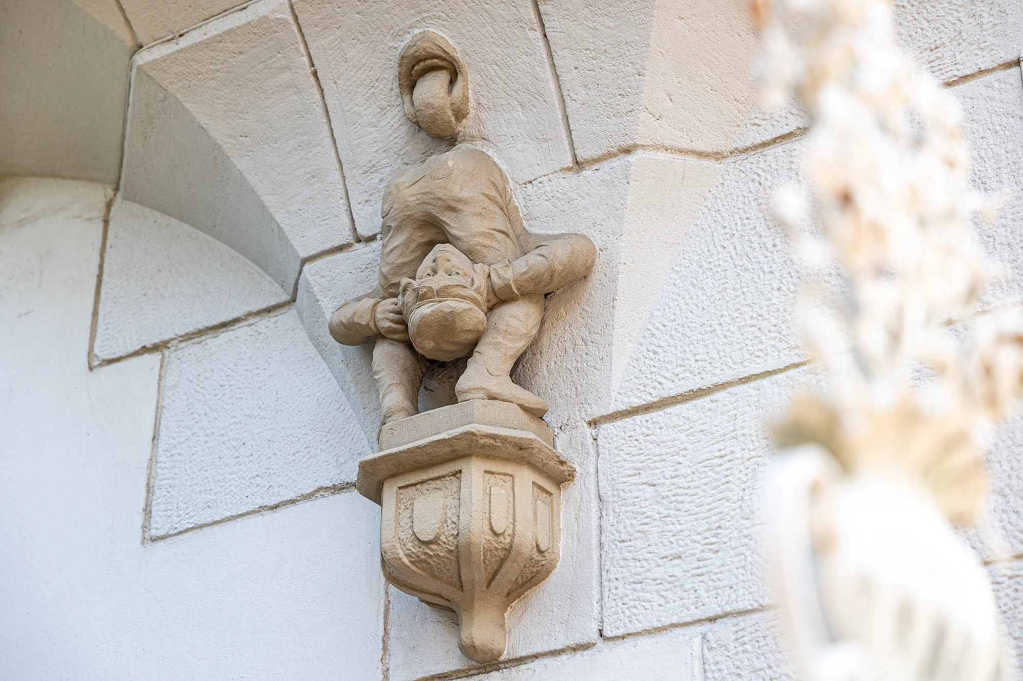 Die recht unsittliche Steinmetzfigur kann auf einem Spaziergang durch das Haingebiet entdeckt werden.