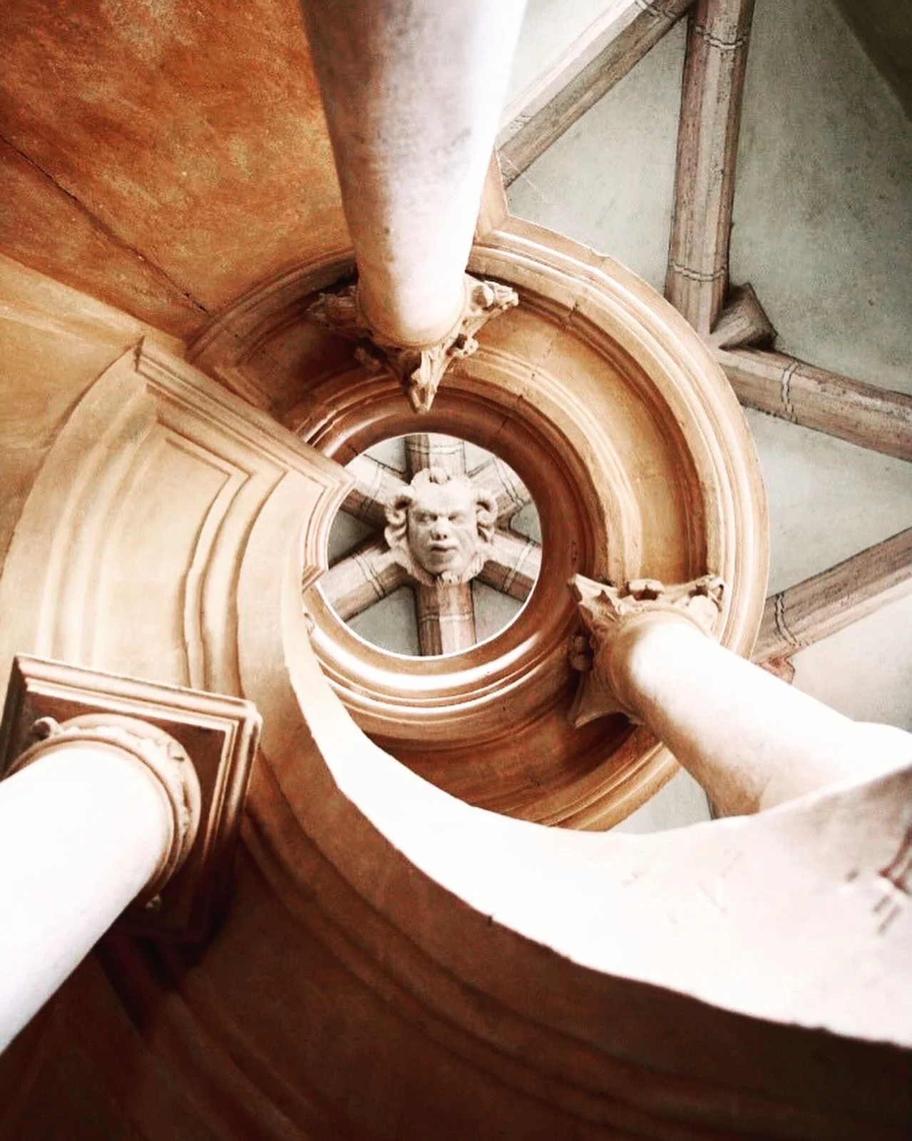 Auffällig und mit weit aufgerissenem Mund prangt eine Widderkopfmaske im Kanzleitrakt des Historischen Museums Bamberg.