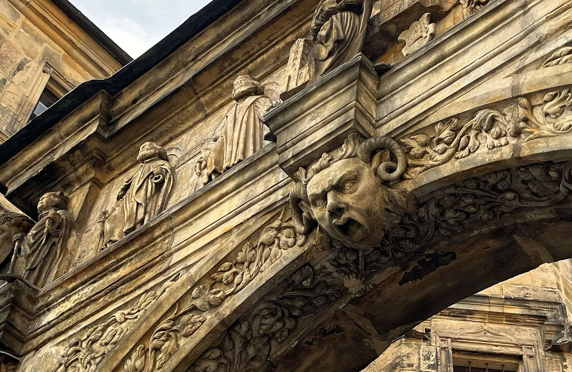 Widderkopf an der Schönen Pforte, dem Eingang zur Alten Hofhaltung auf dem Domplatz in Bamberg