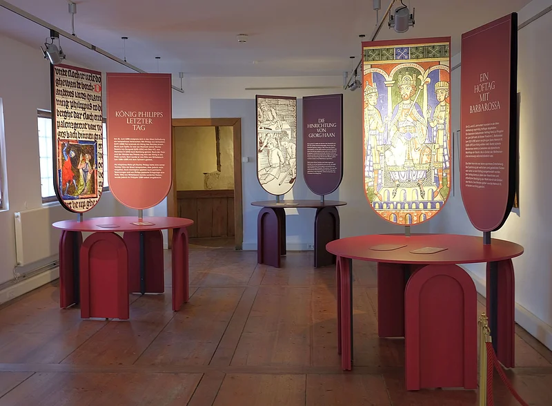 Blick in die Ausstellung „Mauern der Macht“ 2026 in der Alten Hofhaltung in Bamberg