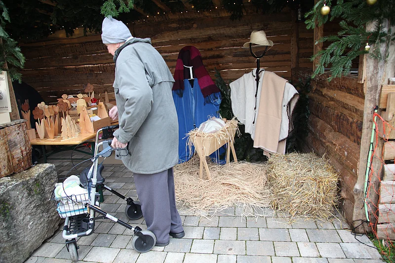 Lebendkrippe am Seniorenzentrum- jeder kann in die Rolle von Maria und Josef schlüpfen