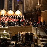 Der Bamberger Domchor und das Barockorchester La Banda führten am 28. Dezember 2025 zusammen mit Solistinnen und Solisten und unter der Leitung von Domkapellmeister Vincent Heitzer Johann Sebastian Bachs Weihnachtsoratorium im Bamberger Dom auf.
