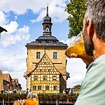Mit einem atembraubenden Blick auf das Bamberger Rathaus kann auf der Terrasse des Bamberger Lokals Henrii ein köstliches Menü genossen werden.