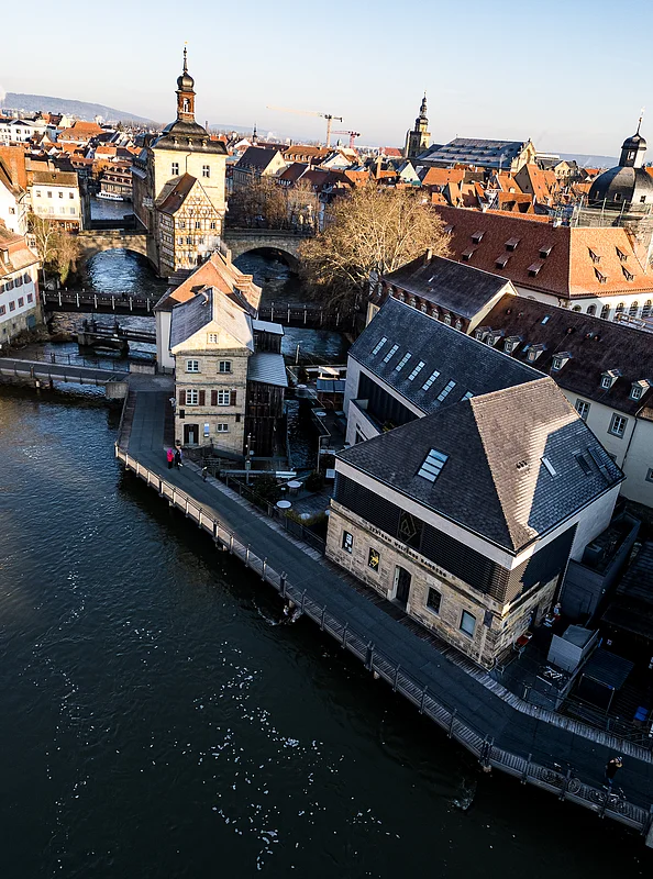 Die UNESCO-Welterbestadt Bamberg aus der Vorgelperspektive mit Blick auf das Alte Rathaus und das Zentrum Welterbe.