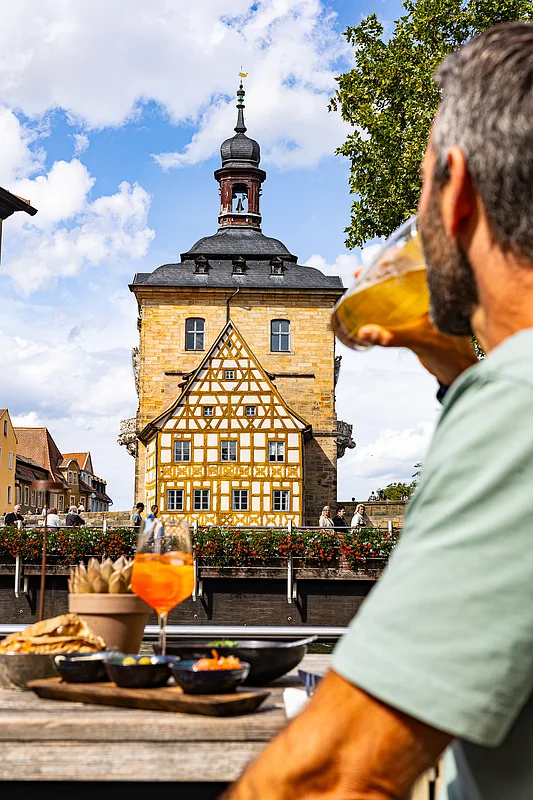 Mit einem atembraubenden Blick auf das Bamberger Rathaus kann auf der Terrasse des Bamberger Lokals Henrii ein köstliches Menü genossen werden.